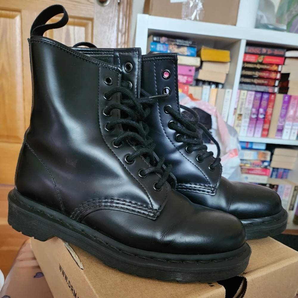 Dr. Martens 1460 MONO SMOOTH LEATHER LACE UP BOOTS